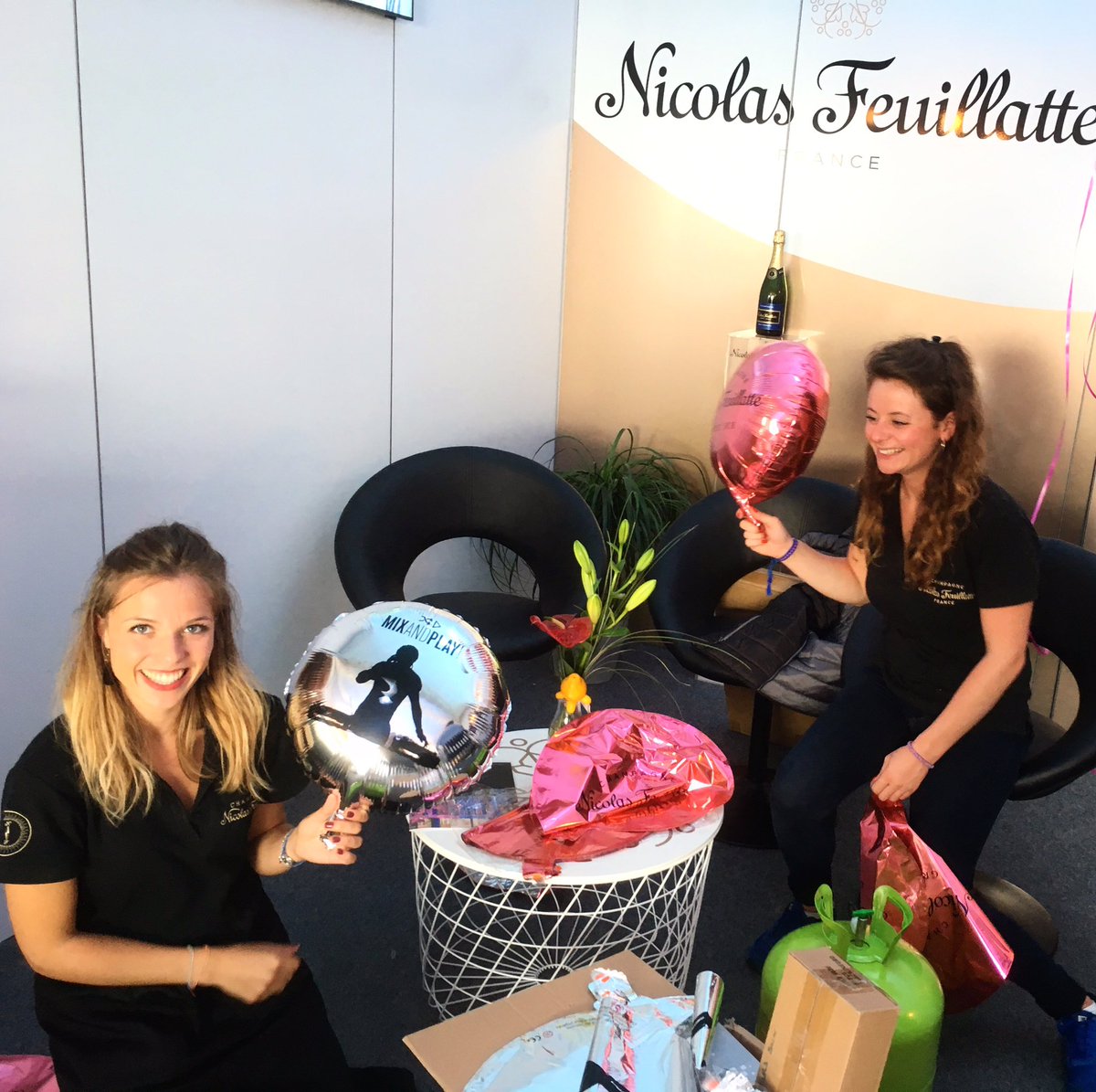 tevchampagne's tweet photo. Préparation de la soirée #GraphicIce. #Champagne #cvcnf #mixology #MixandPlay #party. https://t.co/81oIlYpyDF