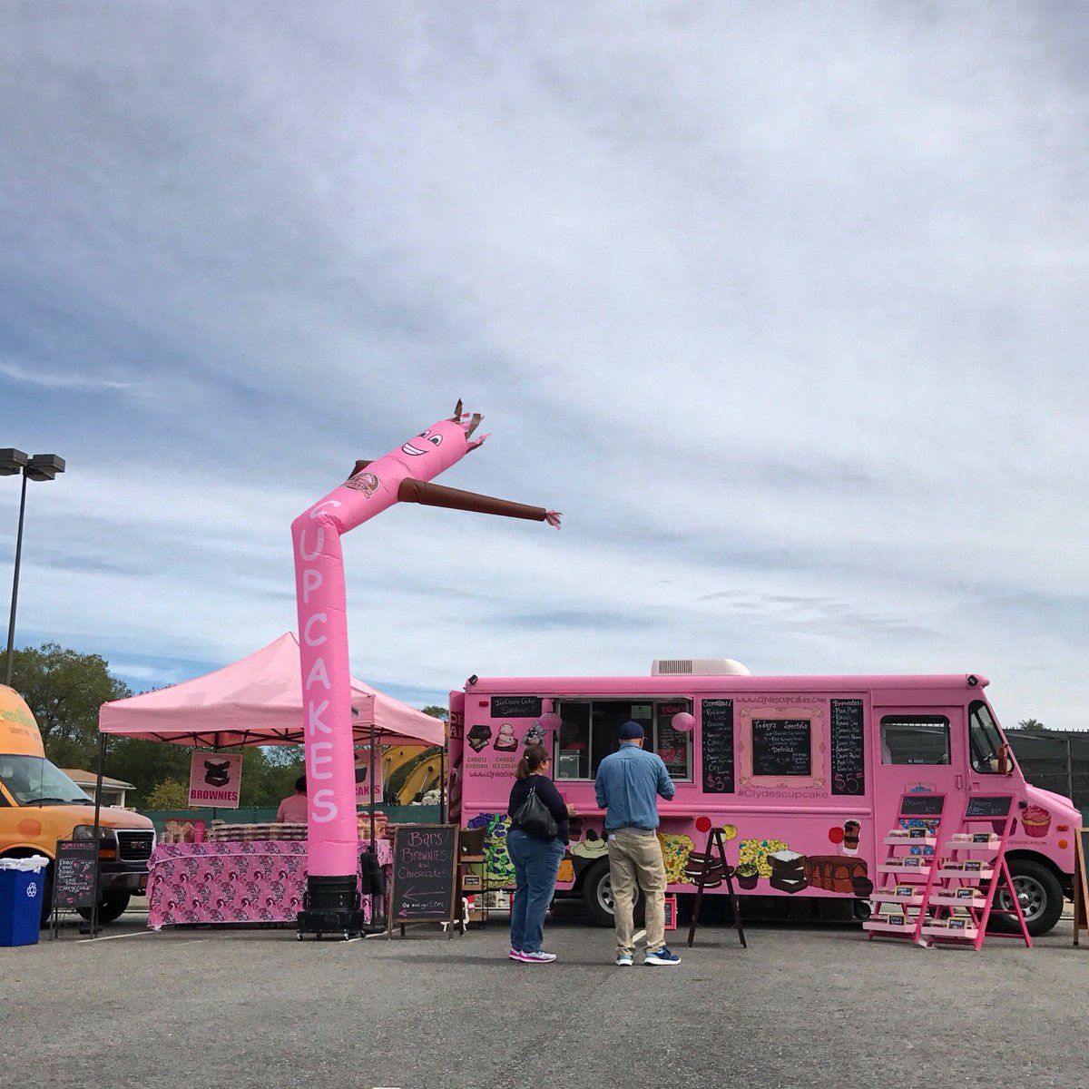 ClydesCupcakes's tweet photo. Clyde's Cupcakes newest team member is welcoming friends to the NEFTF #foodtruck #clydescupcakes #bakery #fun #pink #NEFTF https://t.co/SE3uaMoVDG