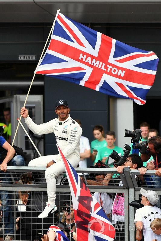 DorkaLH's tweet photo. This guy takes his 69th pole. Omg it's amazing. Love him ❤️🏁 #ItalianGP #lewishamilton #Hammertime #Formula1 @LewisHamilton https://t.co/bHLD6k9sqS