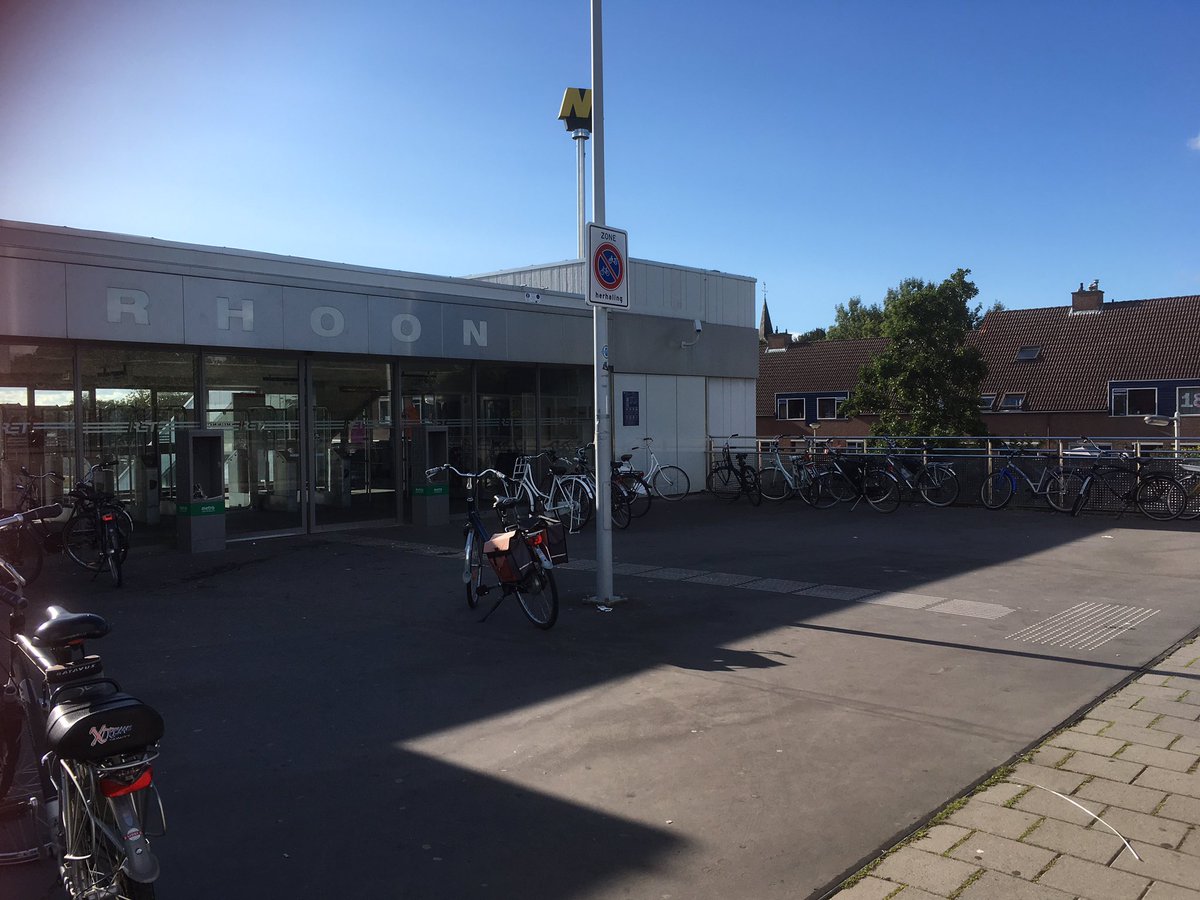 Ook vandaag mag je je fiets parkeren bij t verboden-fietsen-te-parkeren-bord! Zullen we het bord weghalen,dan is het probleem ook opgelost?