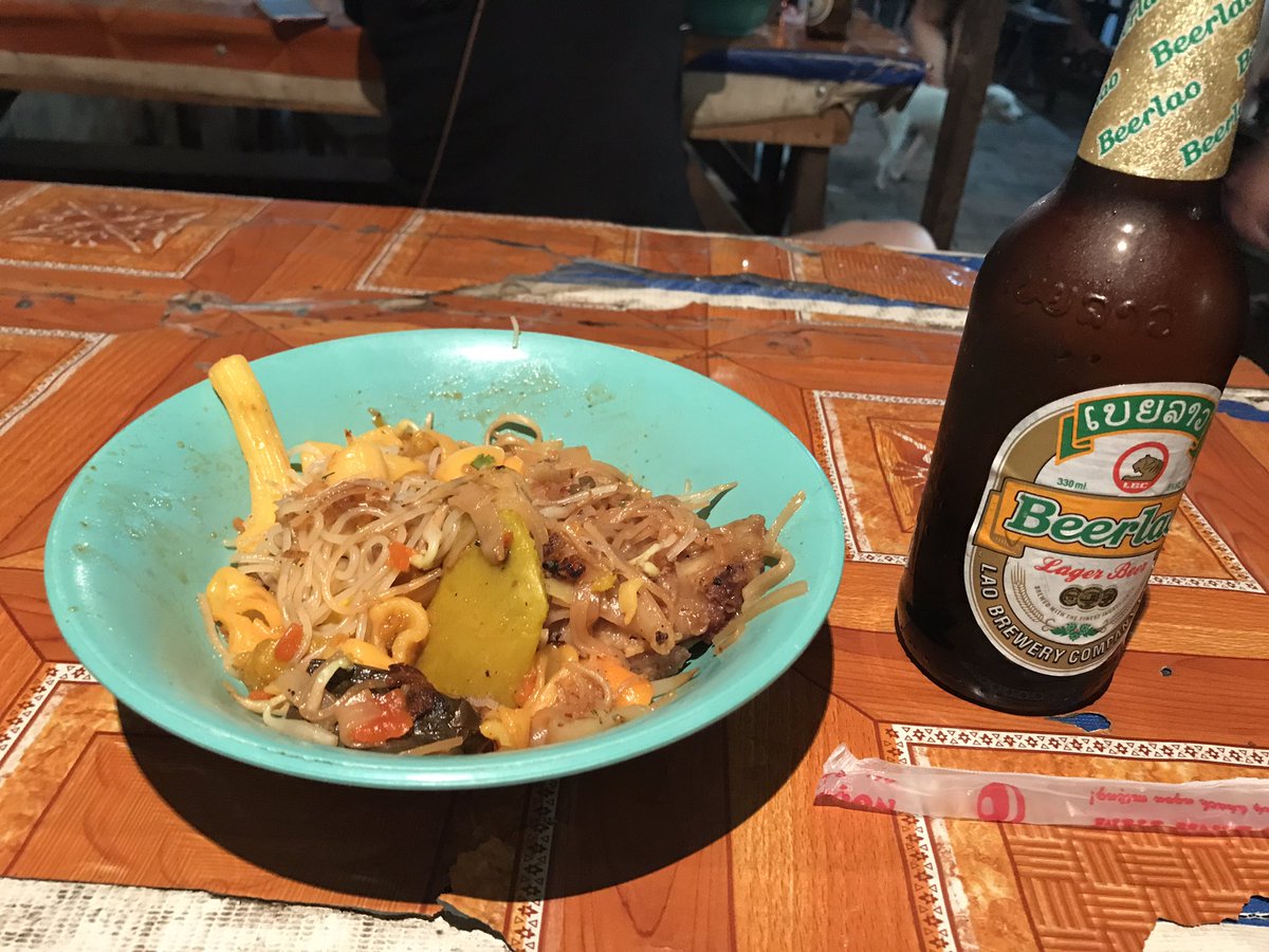 abcabc428's tweet photo. ラオスの食べ物の上と下。(ビールは美味しいよ) https://t.co/P9v27UatUP
