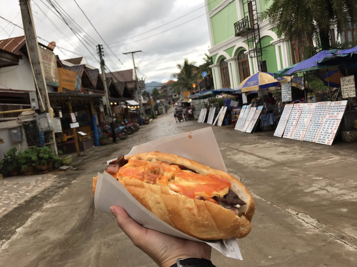 abcabc428's tweet photo. ラオスの食べ物の上と下。(ビールは美味しいよ) https://t.co/P9v27UatUP
