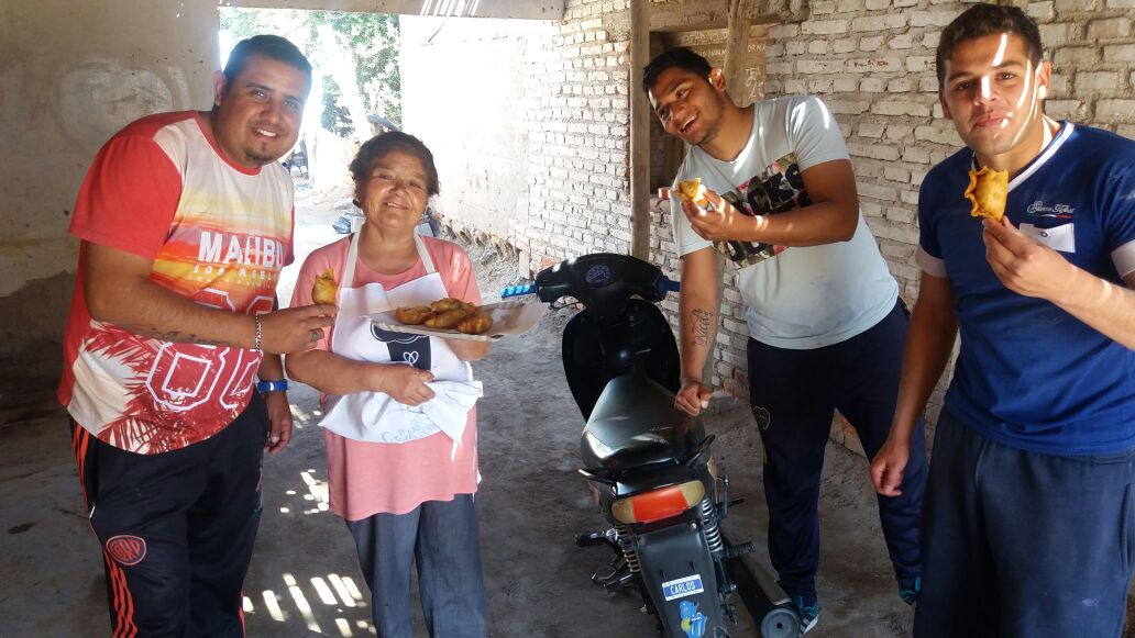 RobertoLunaOK's tweet photo. #LEALTADYDIGNIDAD Gracias a @SergioGCasas @BederHerrera @GobDeLaRioja podemos seguir llegando con #PROGRAMAPAN a los Vecinos del Dto Arauco https://t.co/5mcceeCB9K