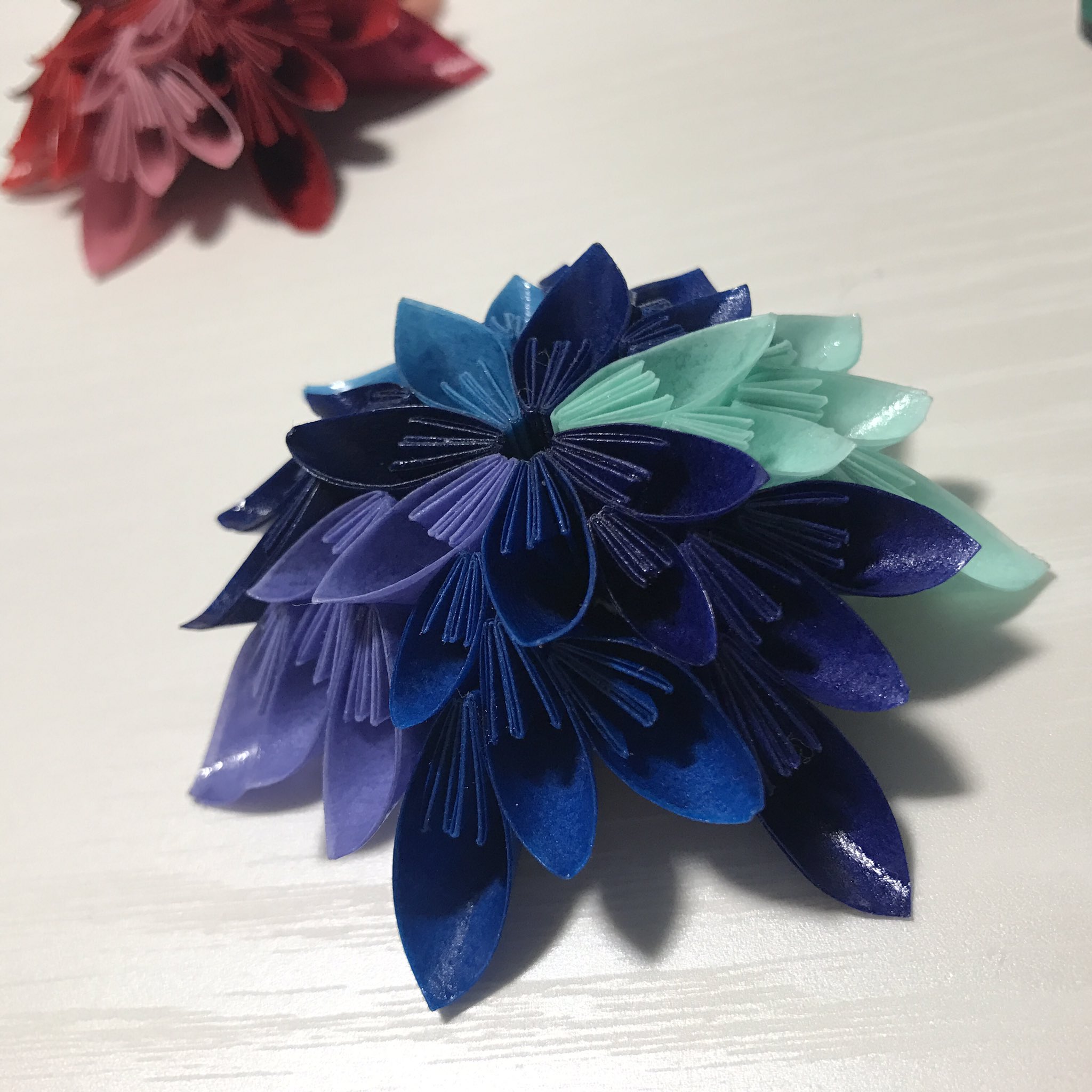 Yuyumimi ユユミミ この前 レジン塗るとメリットよりデメリットが多いみたいな話をしましたが 1つ解決策なるものが見つかりました ニスでした スプレーのニスを使ったのですが ムラもなく 色が濃すぎることもなく 強度もそれなり 画像は無加工