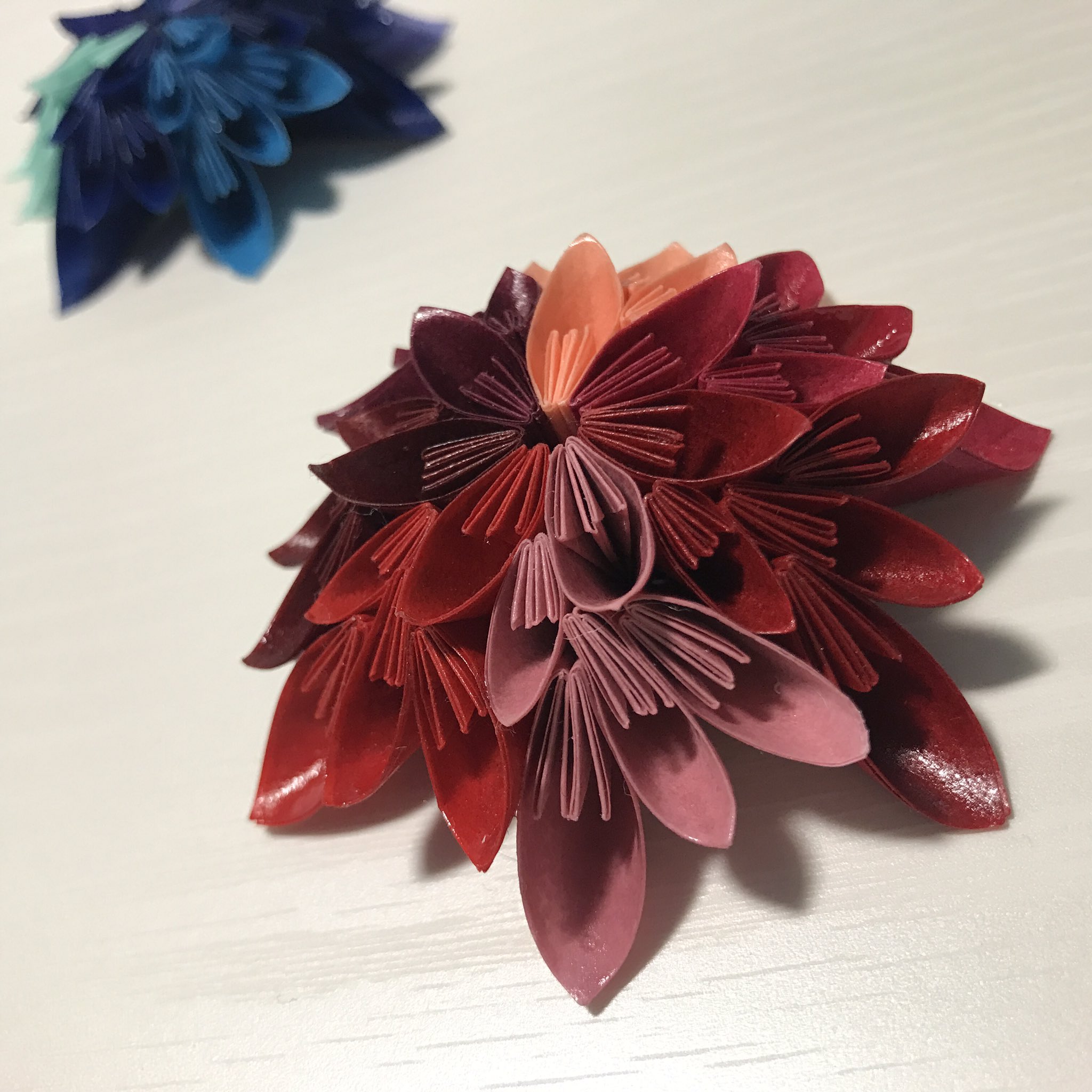 Yuyumimi ユユミミ この前 レジン塗るとメリットよりデメリットが多いみたいな話をしましたが 1つ解決策なるものが見つかりました ニスでした スプレーのニスを使ったのですが ムラもなく 色が濃すぎることもなく 強度もそれなり 画像は無加工