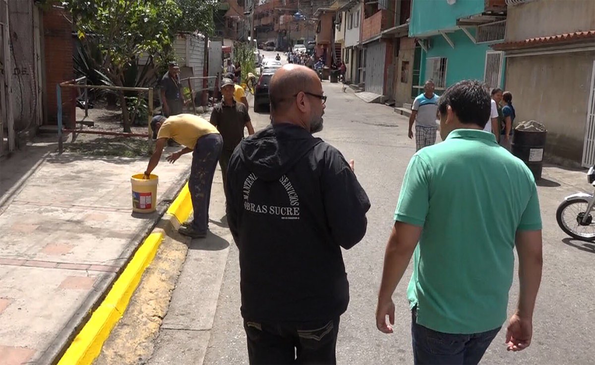 CarlosOcariz's tweet photo. Desde #LaParrila, MEGA jornada de limpieza: barrido, pintura, desmalezamiento, fumigación ¡Más de 140 obreros trabajando! #AvalanchaAmarilla https://t.co/0EakQ2u0Ea