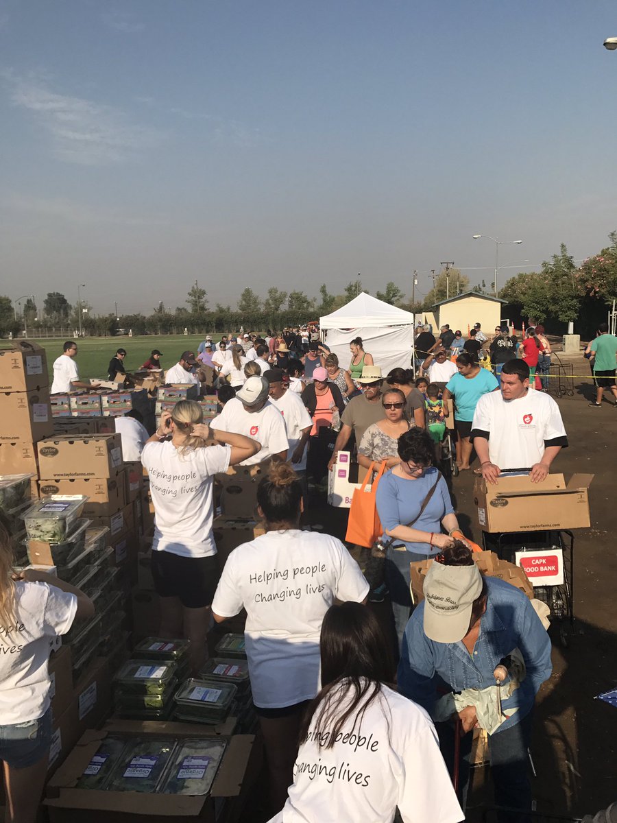 erikacalahan's tweet photo. Volunteerig at #CAPK Food Bank Farmers passing out fresh produce to 100's of people! #D250givesback @SkyNewtonHR @drew_arrington https://t.co/iyFaVxwtKH