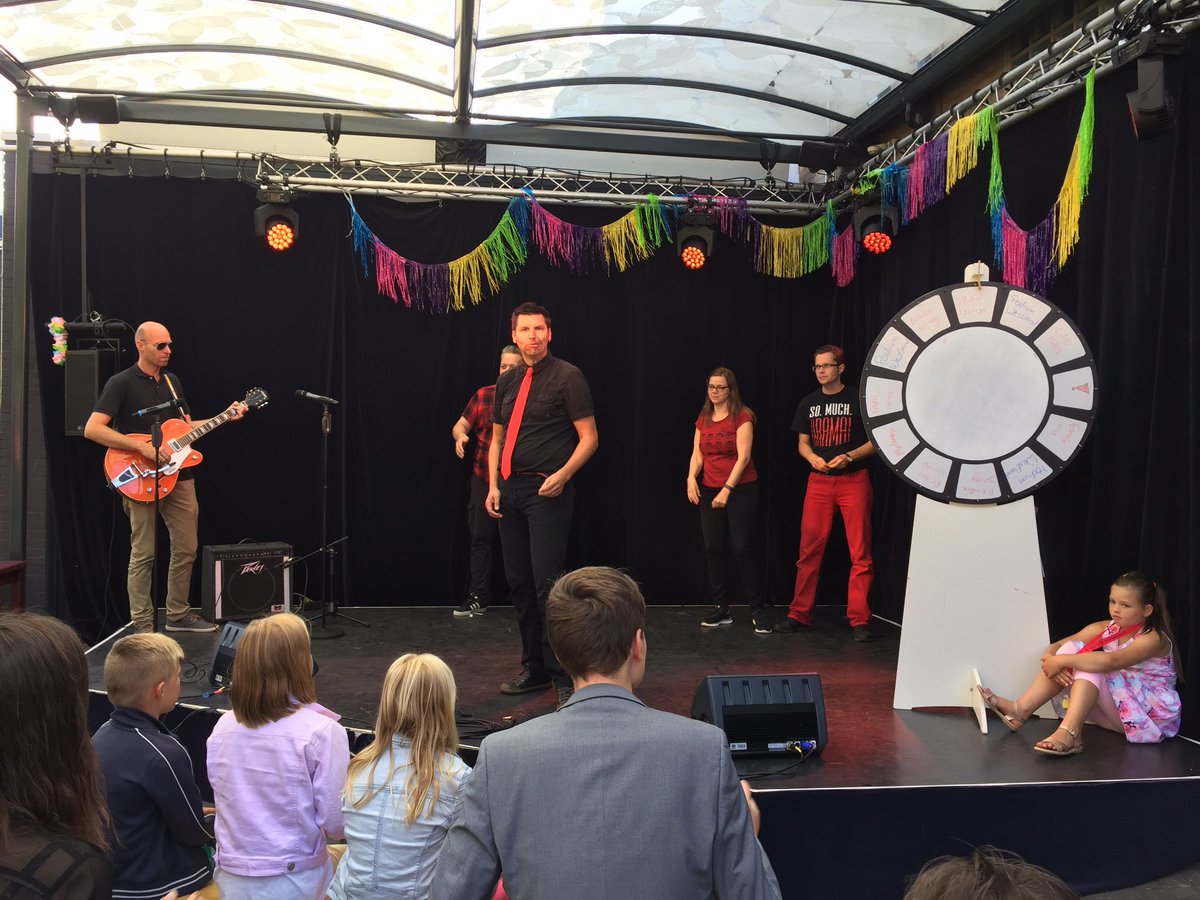 Spontane Elvis-imitatie conferentie in Carré door De Tegenpartij 😂😂😂 Theatertuin @TheaterDeNaald #PodiumWestland2017