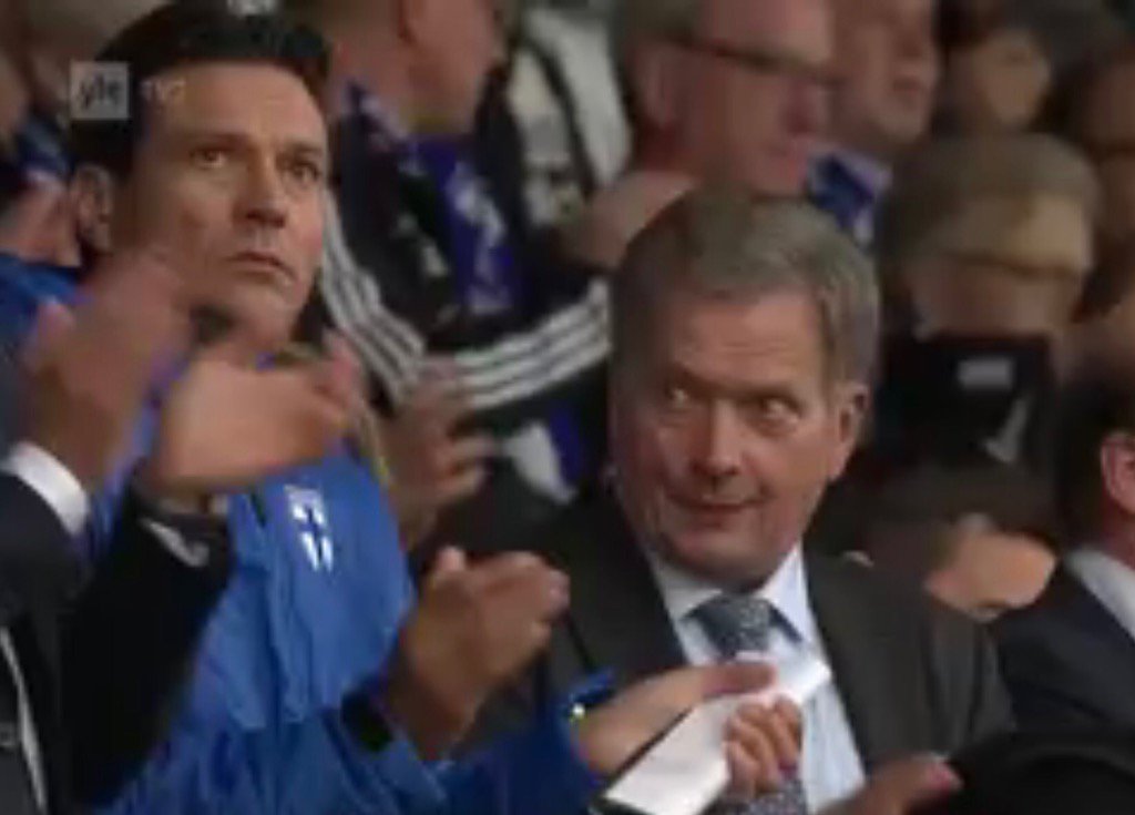 juusojoo's tweet photo. Harvinainen yhteiskuva. Suomen kuningas ja presidentti. #Huuhkajat #FINISL https://t.co/Ecg2otlqTj