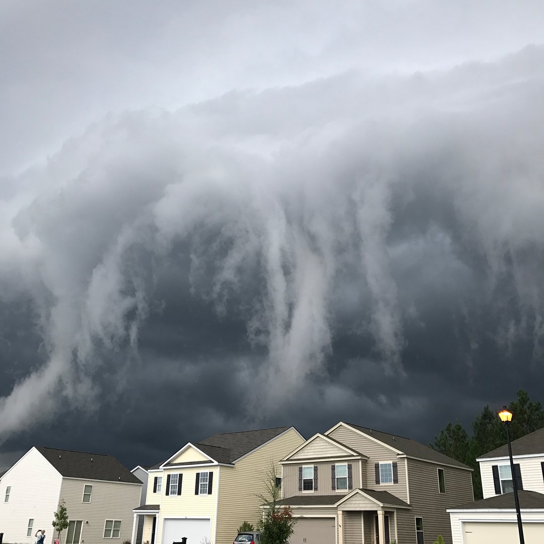 povlen13's tweet photo. Amazing photos by Johanna Hood. #Arcus #cloud in Hinesville, GA, Aug 31, 2017! https://t.co/7c1WiCkWYb @spann @JimCantore @ReedTimmerAccu https://t.co/qL7n1BALXR
