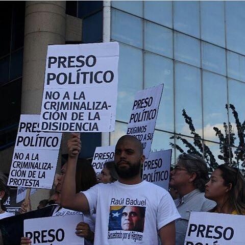 jbaduel's tweet photo. Mi padre tiene 25 dias, viviendo una TORTURA BLANCA en la infame "TUMBA" del SEBIN en plaza Venezuela. #2Sep https://t.co/7U6dmtf2HR