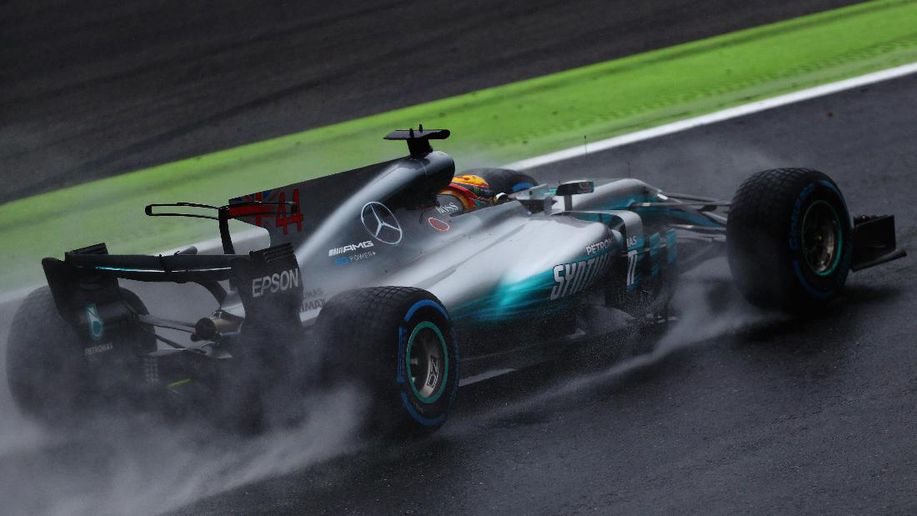 detikcom's tweet photo. Terhenti Dua Jam Lebih karena Hujan, Pole di Monza Milik Hamilton https://t.co/7plATQA6dd https://t.co/vxJx7cRhXP