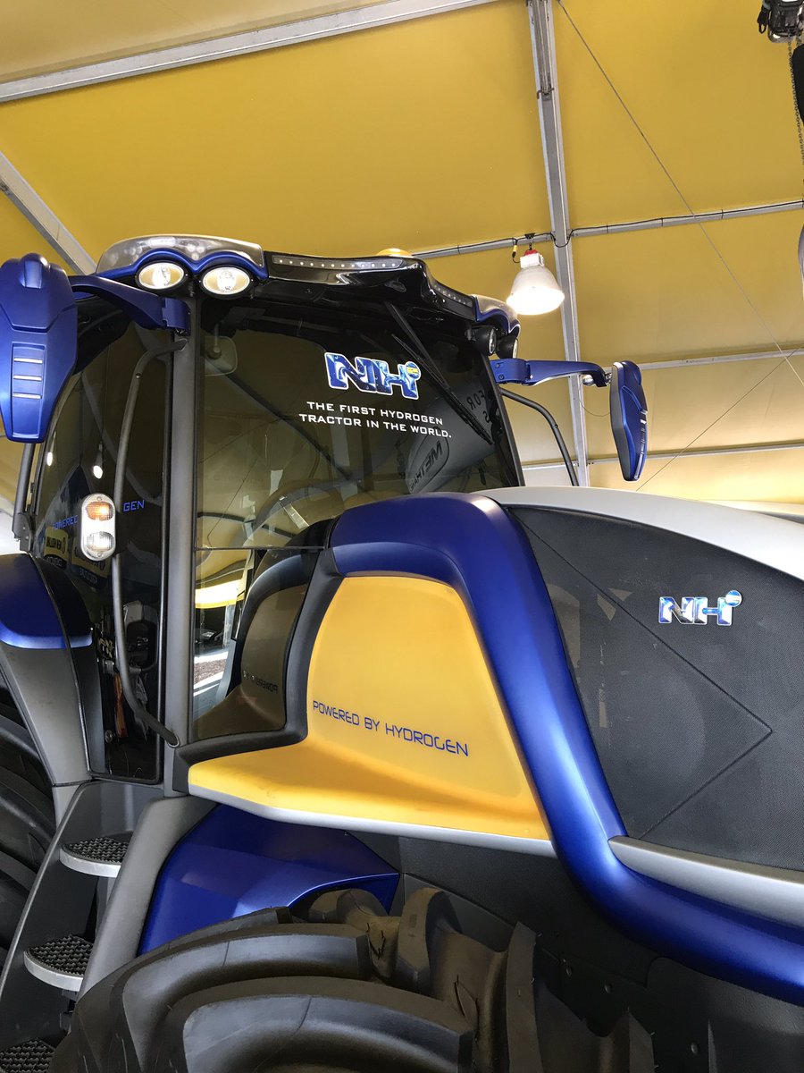 TheChadColby's tweet photo. What do you think? The future of our tractors??? @NewHollandAG @NHbigtractor #fps2017 #fps17 @FPShow https://t.co/asasUMAeMP