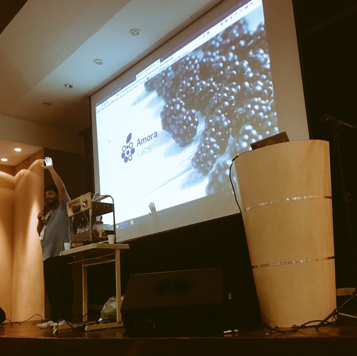 cjpatoilo's tweet photo. Agora no palco da #BrasilJS2017 @soapdo servindo drinks.. tudo feito com #JavaScript #BrazilJS @amoralabs 🍹😍🙊 https://t.co/ZlFhhtOaNS