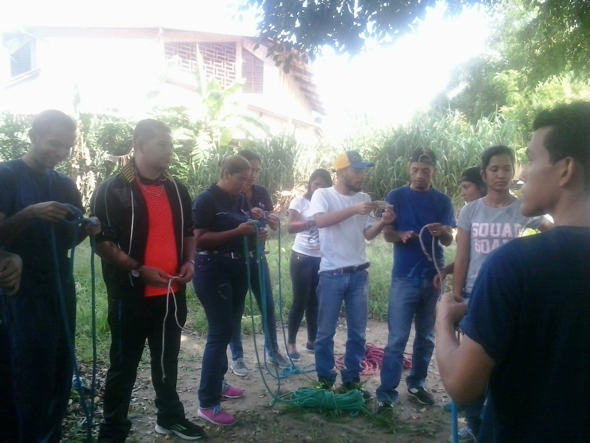 Forestales_13's tweet photo. .@Forestales_13 Practica de #Rapell con la Brigada de Emergencia Industrial de la Empresa UNCAVI .@VGRPC .@pcmbi https://t.co/msEmgJHYrn