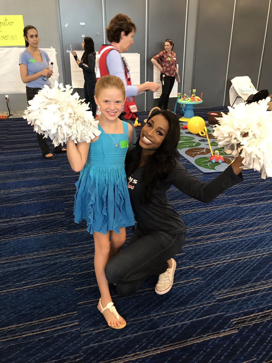 TexansCheer's tweet photo. Check Out our #TexansHelpingTexans Photo Gallery!📸❤️📸
PICS➡️https://t.co/BSAMMSmozT
#BabesOnParade🙏🏼🙏🏽🙏🏻🙏🏾  
#HoUStonStrong

@HTC_Speaker🔊 https://t.co/wNi1ut4snA