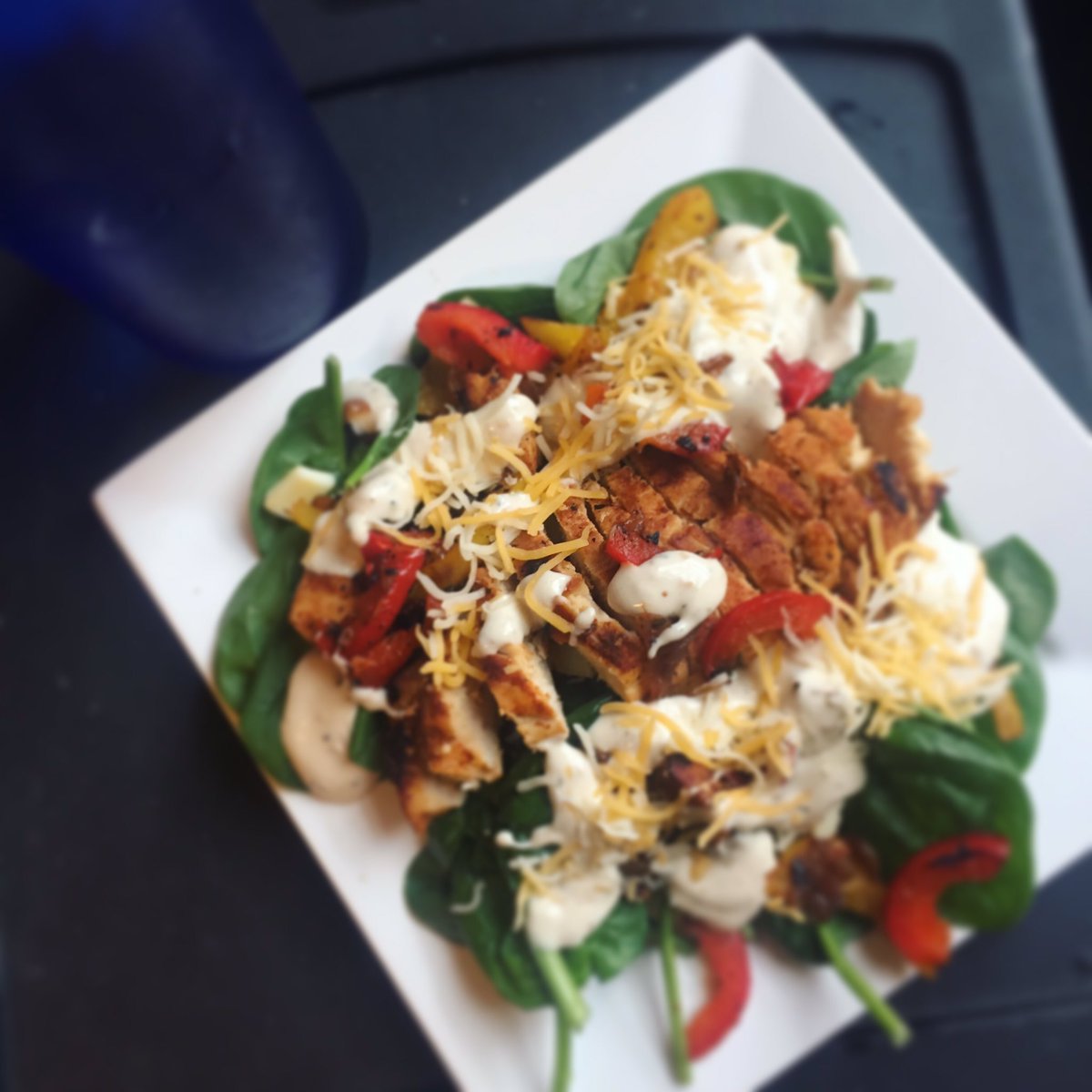 SelimCreations's tweet photo. Chicken &amp; spinach Caesar salad after the workout 💪🏾😛🥗🌶🐔🧀 #selimdivinecreations #grilledchicken #americancheese #onions #peppers #caesarsalad https://t.co/xFWRysxYHz