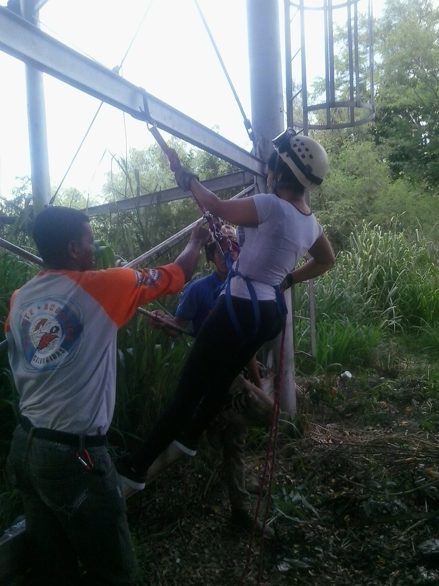 Forestales_13's tweet photo. .@Forestales_13 Practica de #Rapell con la Brigada de Emergencia Industrial de la Empresa UNCAVI .@VGRPC .@pcmbi https://t.co/msEmgJHYrn