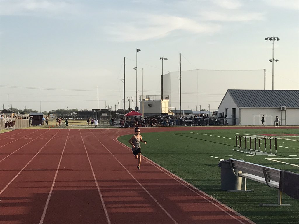 Jag_02179's tweet photo. Agui' Jr took full advantage of running the 1.25 Kids Fun Run this morning at the Donna North Invitational 🏃🏻 Aguiñaga took the 🥇! #EEXC https://t.co/h7h1mT0j7t