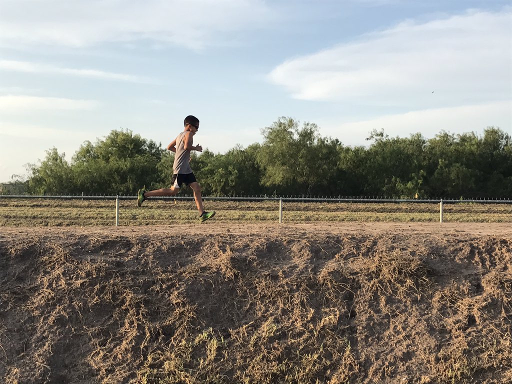 Jag_02179's tweet photo. Agui' Jr took full advantage of running the 1.25 Kids Fun Run this morning at the Donna North Invitational 🏃🏻 Aguiñaga took the 🥇! #EEXC https://t.co/h7h1mT0j7t