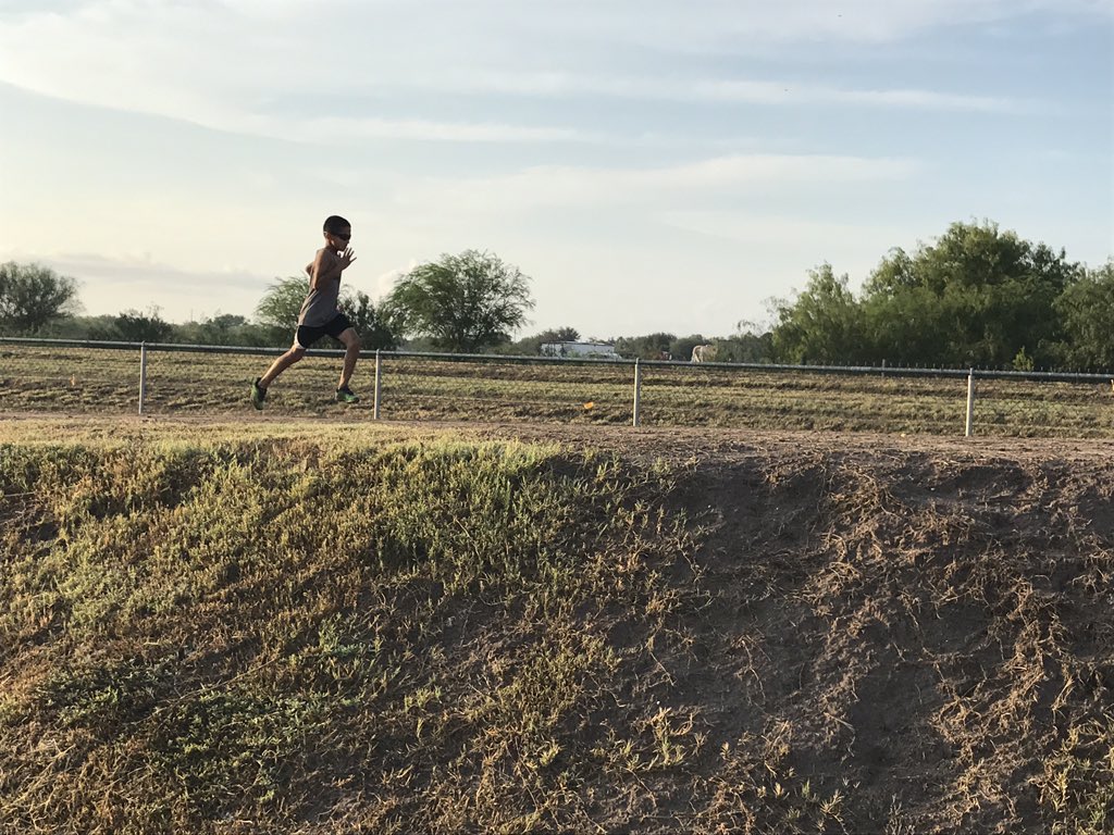 Jag_02179's tweet photo. Agui' Jr took full advantage of running the 1.25 Kids Fun Run this morning at the Donna North Invitational 🏃🏻 Aguiñaga took the 🥇! #EEXC https://t.co/h7h1mT0j7t