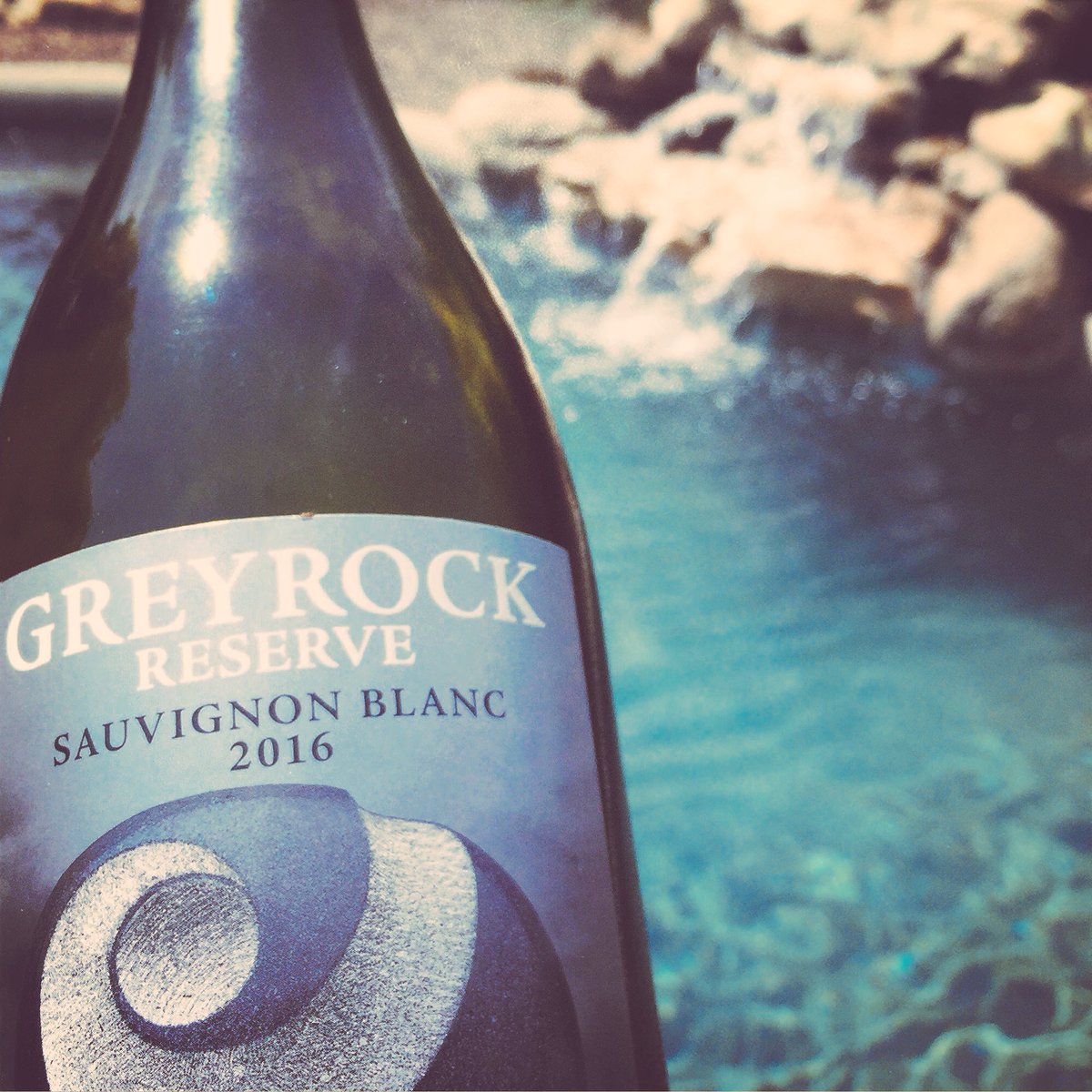 WhatWineWisdom's tweet photo. Today's treat by the pool to beat the Arizona heat: Greyrock Reserve. #summerwine #sauvignonblanc #saturdayunwind https://t.co/Ko8jUcbCXX