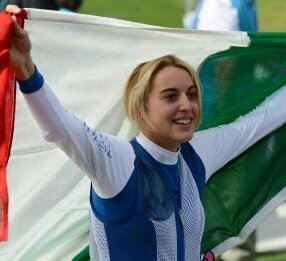 poliziadistato's tweet photo. La campionessa delle #Fiammeoro #JessicaRossi vince la medaglia d’oro nel trap femminile ai Campionati del mondo di tiro a volo #Mosca2017 https://t.co/u86dVAwfBu
