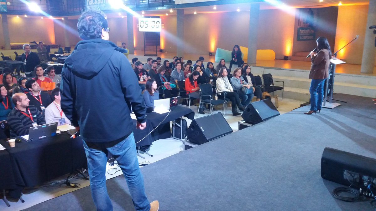 Sernatur's tweet photo. Estamos en la ronda de pitch en nuestra #HackathonVYVA, la primera de turismo.  Equipos presentan sus propuestas a los desafíos planteados. https://t.co/dYcy4PaGIa