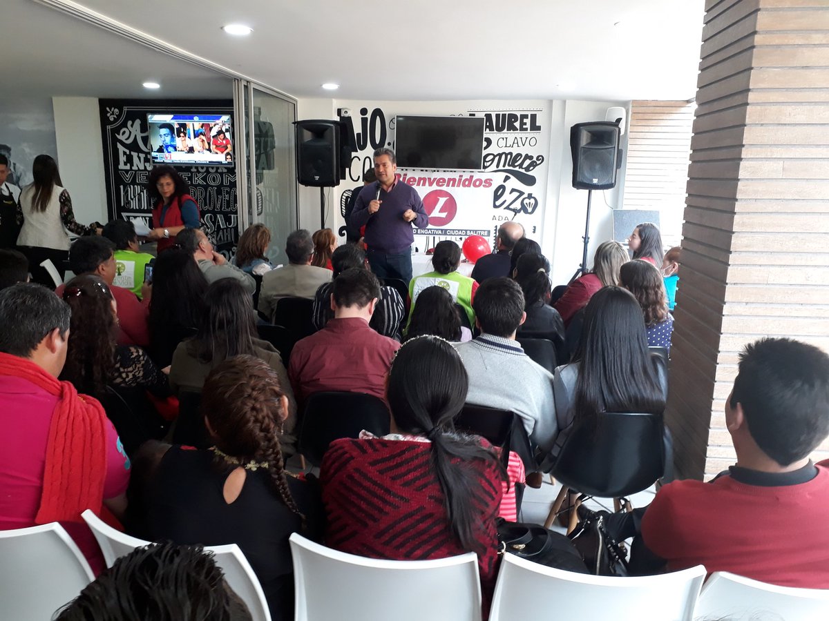 dariocepeda's tweet photo. Qué alegría poder compartir a esta hora con amigos de la #LocalidadEngativá #RecorriendoBogotá @fabioaminsaleme @gordillo_luz https://t.co/Jv72M6FGEb
