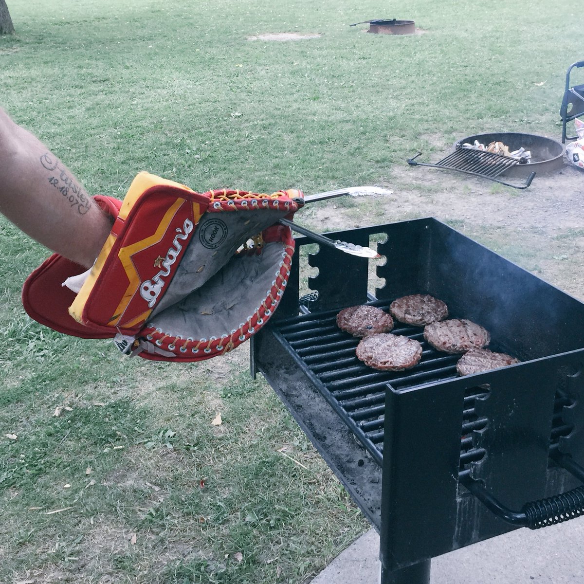 goalie_family's tweet photo. When they tell you to grab the mitt and forget to say "Oven"
#tendyproblems https://t.co/BEr3QPhBa3