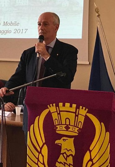poliziadistato's tweet photo. Complimenti #capodellapolizia Franco Gabrielli a #Fiammeoro #JessicaRossi per medaglia d’oro vinta a #Mondiali tiro a volo #Mosca2017 https://t.co/T49DHB7ks1