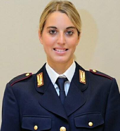 poliziadistato's tweet photo. Complimenti #capodellapolizia Franco Gabrielli a #Fiammeoro #JessicaRossi per medaglia d’oro vinta a #Mondiali tiro a volo #Mosca2017 https://t.co/T49DHB7ks1
