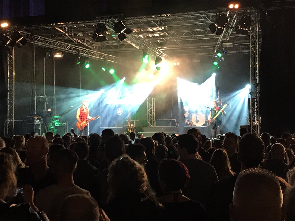 Wat een geweldig feest op het Simonsplein met Saints n Sinners!