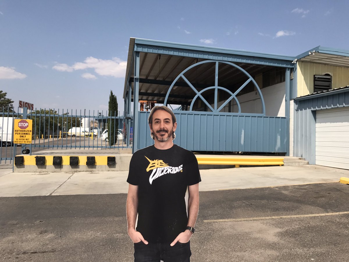 flatjasonhand's tweet photo. I've heard there is a "superlab" around here but I can't find it. #BreakingBadTour #FlatJasonHand https://t.co/WoCVOPvZRI
