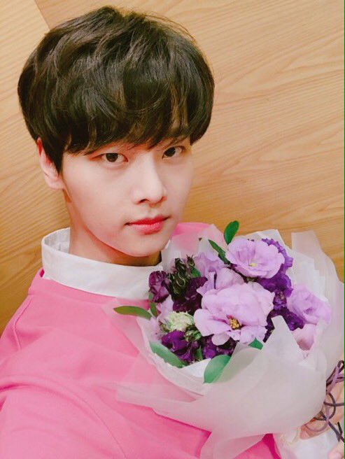 GuiaStarlight's tweet photo. [ TRAD ] 02.09.17 N no Twitter 

Mesmo depois de muito tempo, agradeço por me dar as boas-vindas! 💐 #Mucore #LRcomeback 

(cr. withVIXX) https://t.co/Q6CyXWmNCn