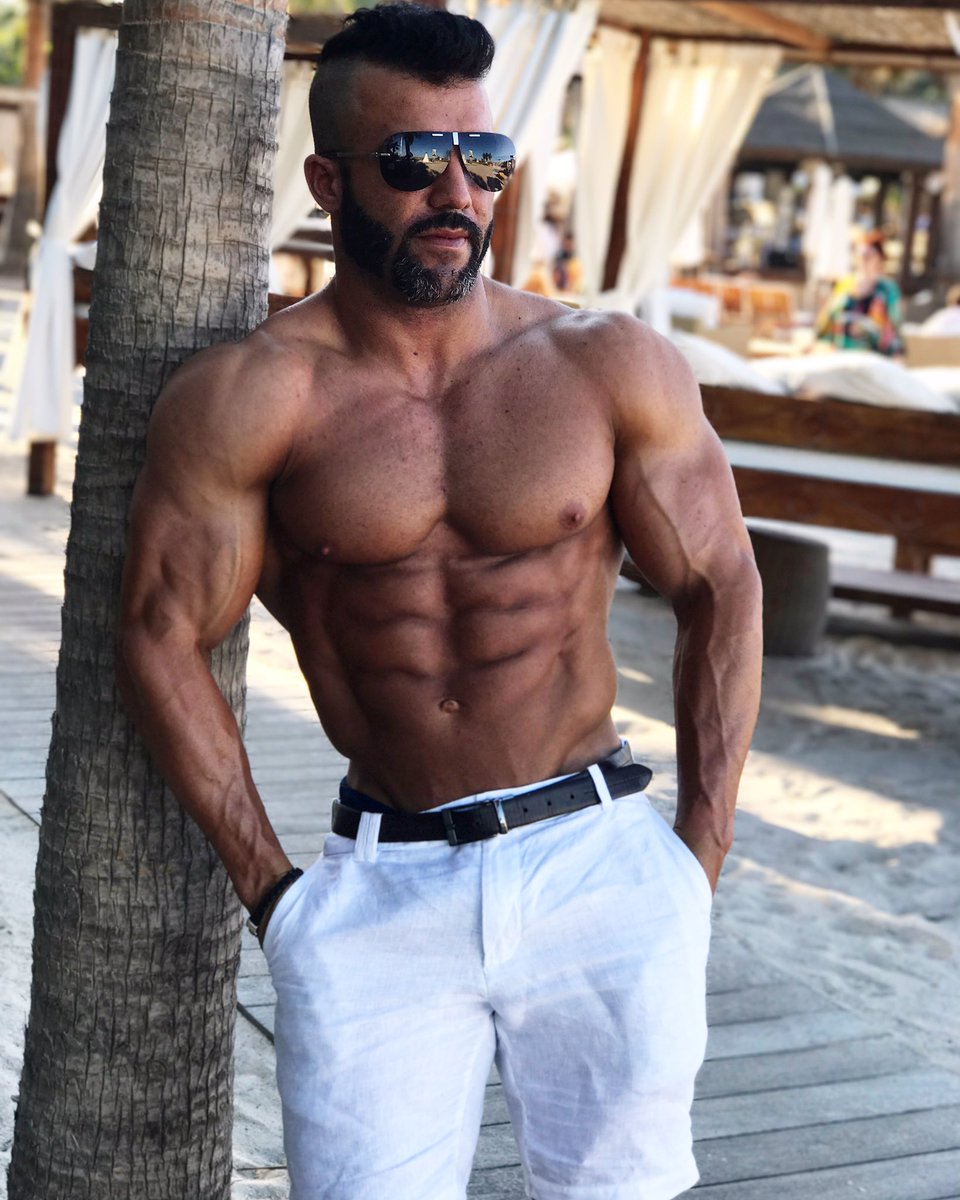 lopes_trainer's tweet photo. "Life is about MOMENTS. CREAT them don't WAIT for them" #nelsonlopes #nutry4all #sttropez #nikkibeach #france #levronesignatureseries https://t.co/KHHJwRnd2F