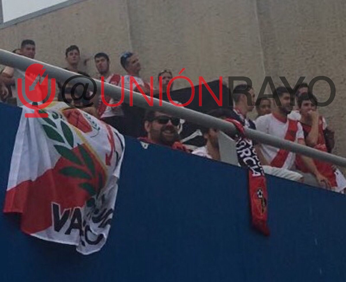 UnionRayo's tweet photo. #AficionesHermanadas
Alguna bufanda del @CiudadDeMurcia en las gradas del Artés Carrasco animando al Rayo. https://t.co/4hgZuOWn7j