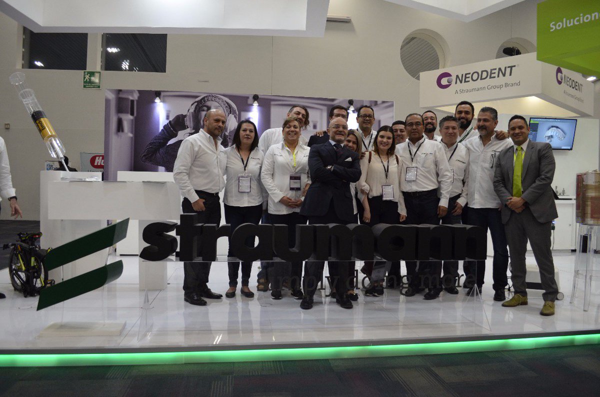 StraumannMX's tweet photo. El Prof. Dr. Giovanni Zucchelli en el Stand Comercial de Straumann en #AMP2017 #Guadalajara #botiss #emdogain https://t.co/m4yYUOKzQa