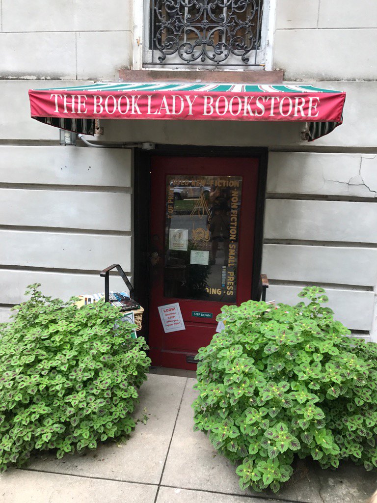 HardingKelli's tweet photo. A portal to new worlds 🌎 📚 #thebookladybookstore #read #Savannah #Georgia #books #GA #writerslife #smallbookstores https://t.co/WInRbblMGl