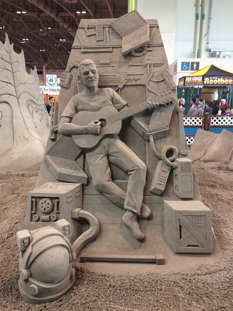 The winning #CNE2017 sand sculpture of <a href="/Cmdr_Hadfield/">Chris Hadfield</a> is out of this world ⭐️🌙🚀 #canadianscience 🇨🇦