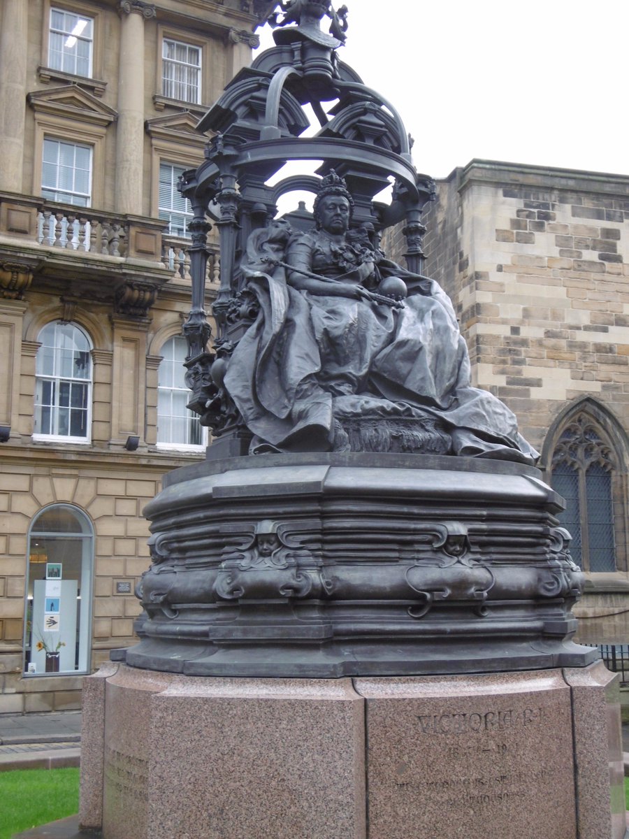 5thLackey's tweet photo. #Newcastle #AlfredGilbert #QueenVictoria unveiled 1903 Very Gilbertian superstructure bearing down on Her Majesty https://t.co/EDPIQQgMym