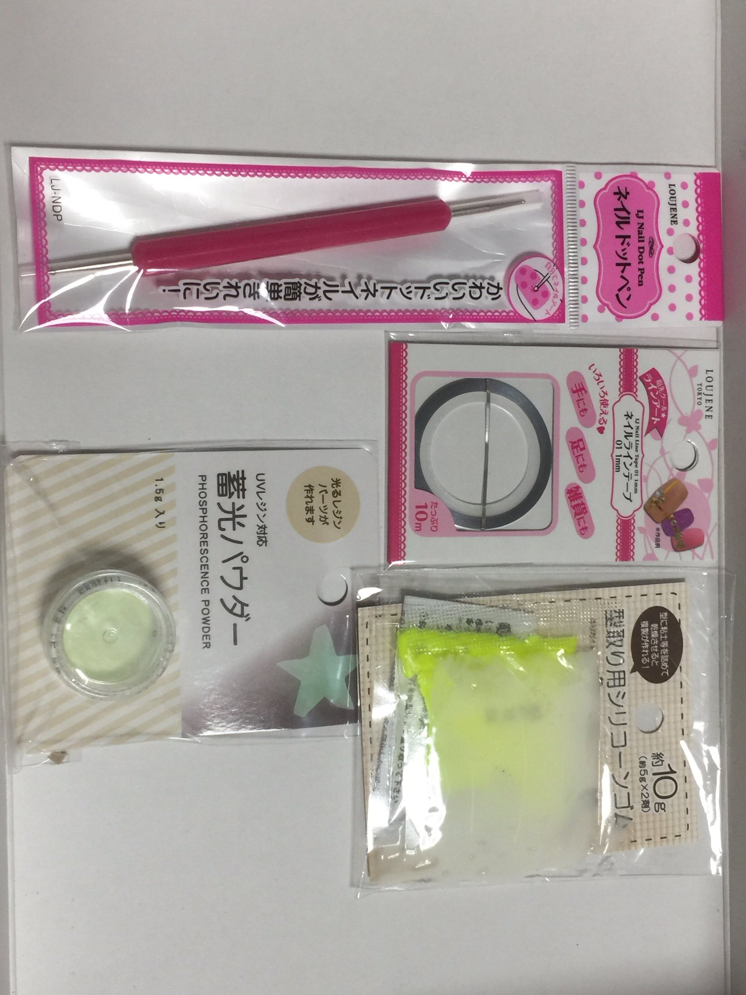 טוויטר ふりーと בטוויטר 100均の セリアで気になっていたアイテムを購入 ドットペン リベット塗りとか ネイルテープ1mm銀 後付けラインに使うぞ 蓄光パウダー 塗料かクリアに混ぜてみよう 型取り用シリコーン2液タイプ 使いこなせるかな T Co