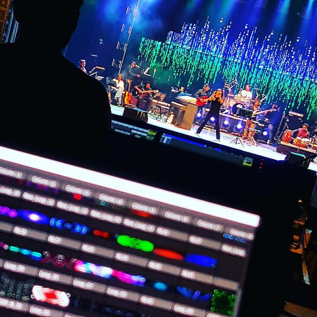 hashonair's tweet photo. Chitty In Action!!
#chithralsomapala live in action at #maheshdenipitiya live in concert!!
#vjsetup #visra https://t.co/VutlEFBMiu