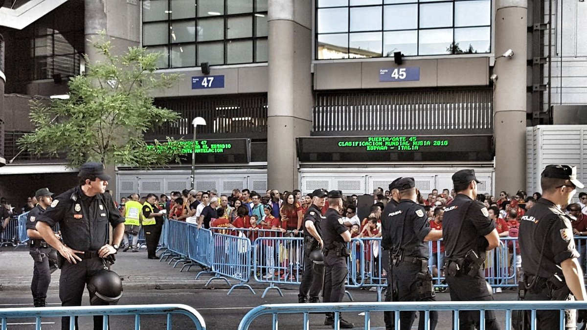 policia's tweet photo. ¡Lo tenemos todo listo! No te retrases, habrá varios controles para el acceso, respeta normas de seguridad...y a disfrutar.
#VamosEspaña💪🇪🇸 https://t.co/Cpev8Mm20S