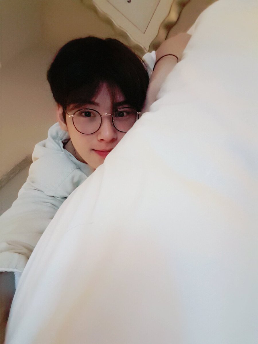 offclASTRO's tweet photo. 진차로 다함께 차차차나잇😪😪😪
#로하수호 https://t.co/rz4I3hL3Ri