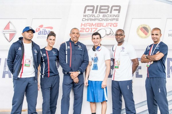 FF_Boxe's tweet photo. CHAMPION DU MONDEEEEE! #Hamburg2017WCH  Enorme perf de @SofianeOumiha  🇫🇷🥊🥇 #Fiersdenoschampions https://t.co/TpaYRmP8IN https://t.co/HRddQstrPz