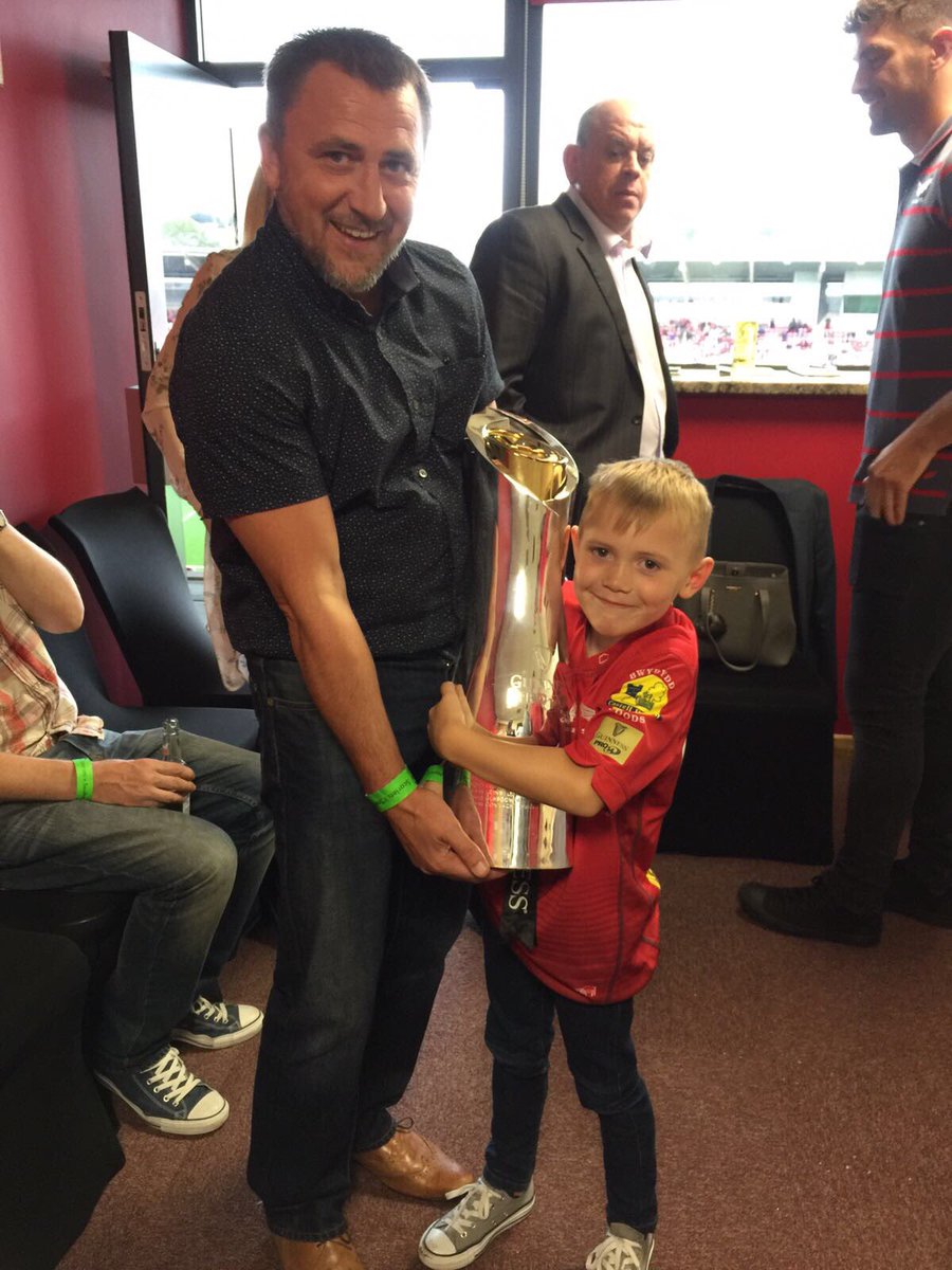 raypenns's tweet photo. Thanks to Dan and the players for bringing the new Pro 14 trophy in our Macron box @scarlets_rugby @official_parc appreciated #inthepack https://t.co/M3EupAehJu