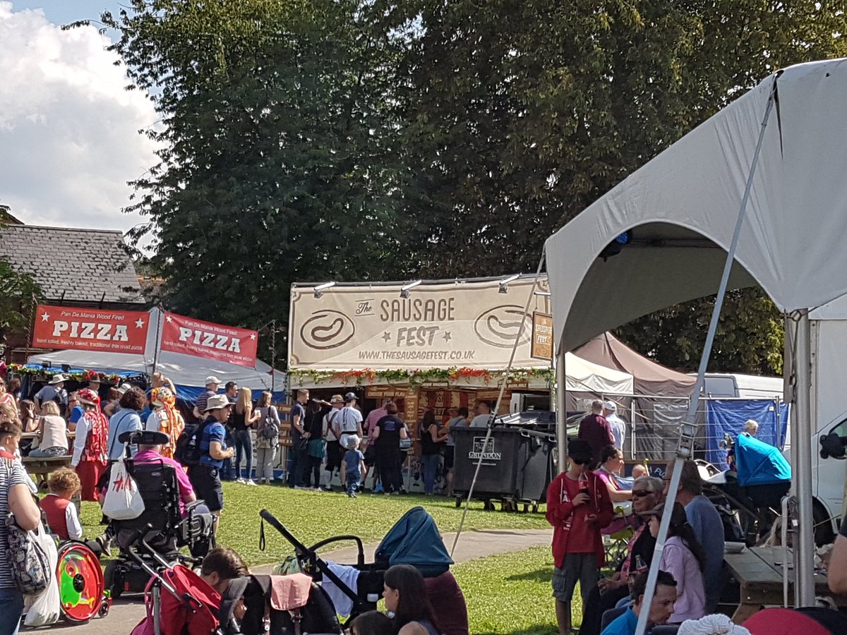 heesbackistan's tweet photo. @spicy110sm  Wallingford fest 2017, something seems suspicious here :) https://t.co/YZcvCSUISv