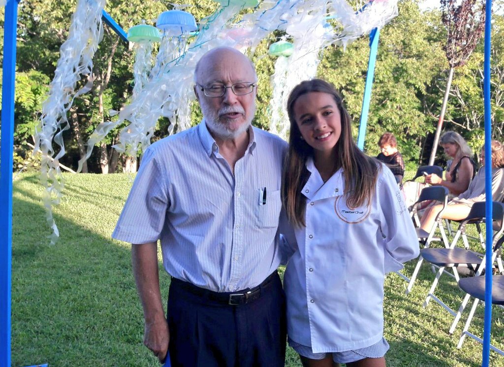 Oceanografic_vl's tweet photo. #ManuelToharia junto a @MariaQMCJ3 de #MasterChefJunior antes de comenzar la charla en #Dolia2017 https://t.co/oH2gZO3X3r