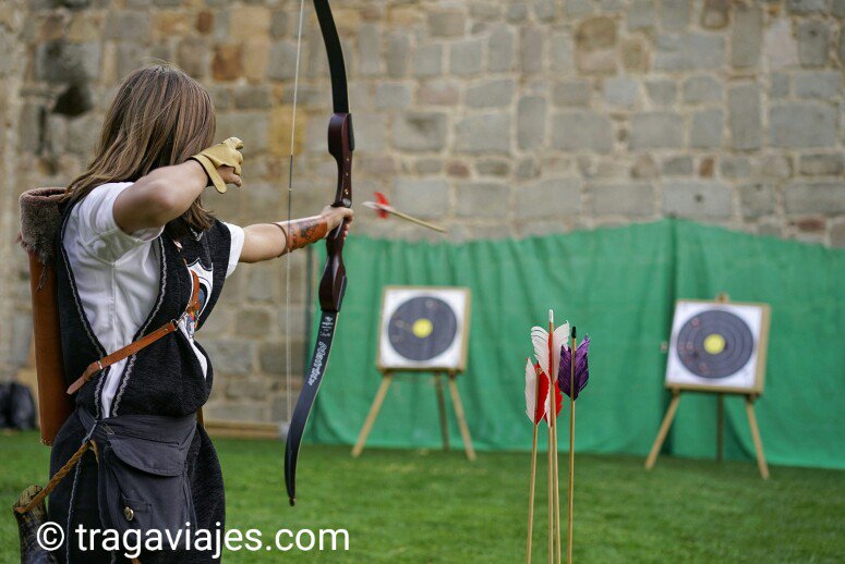 TragaViajes's tweet photo. Una de las tradiciones que continúa hoy día es la de tiro con arco.Niños y mayores han realizado una auténtica exhibición en #ÁvilaMedieval https://t.co/LwSLGD7L4E